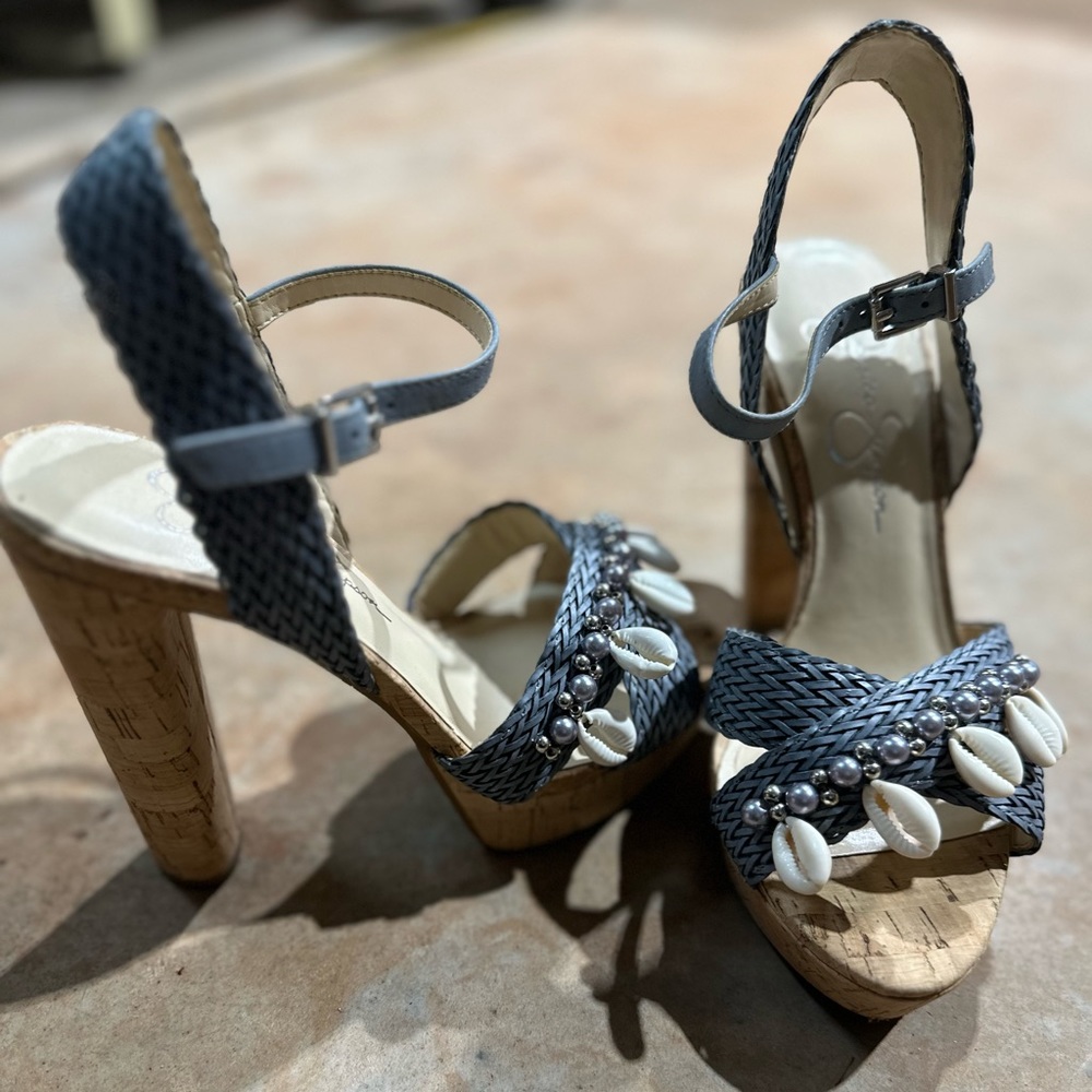 Jessica Simpson Size 8 Shell decor heels.
